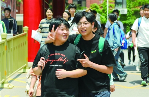今年高考,在山东省实验中学考点,考生自信走出考场 记者 赵天羿 摄